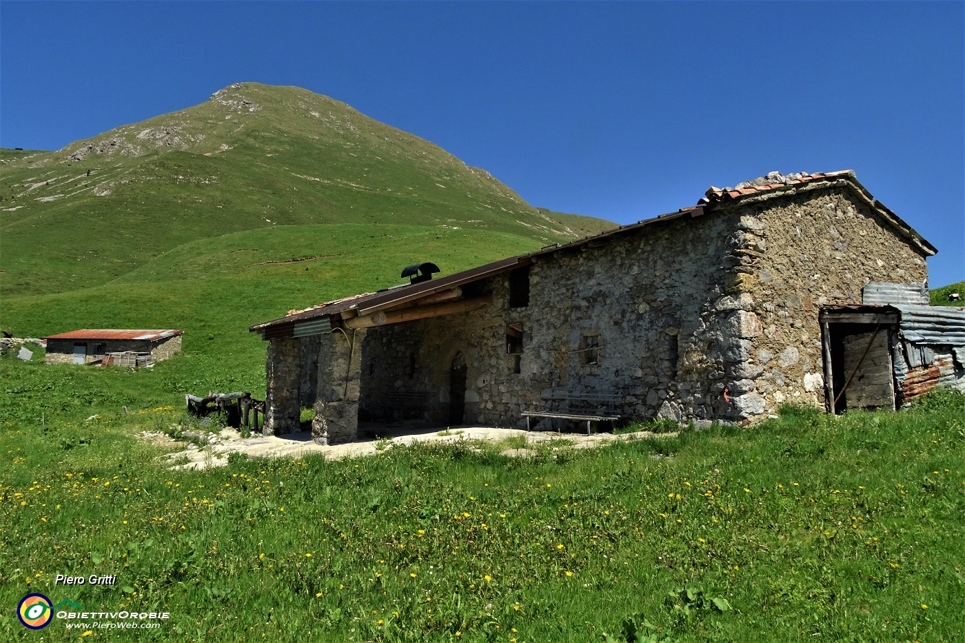 29  Baita Zuccone (1686 m) con sullo sfondo Il Monte Vindiolo (2056 m).JPG